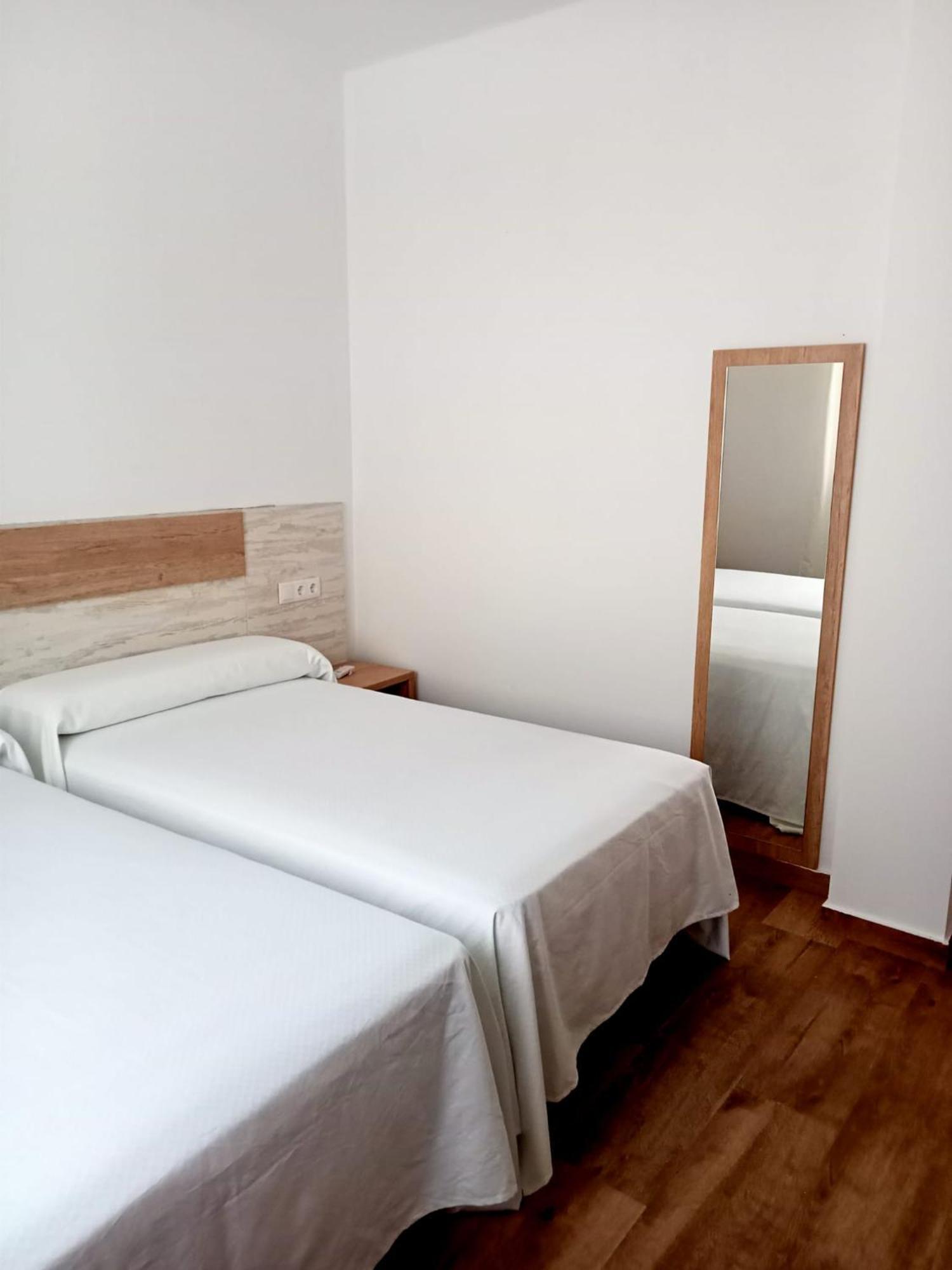 Apartamentos El Arenal 아세보 객실 사진