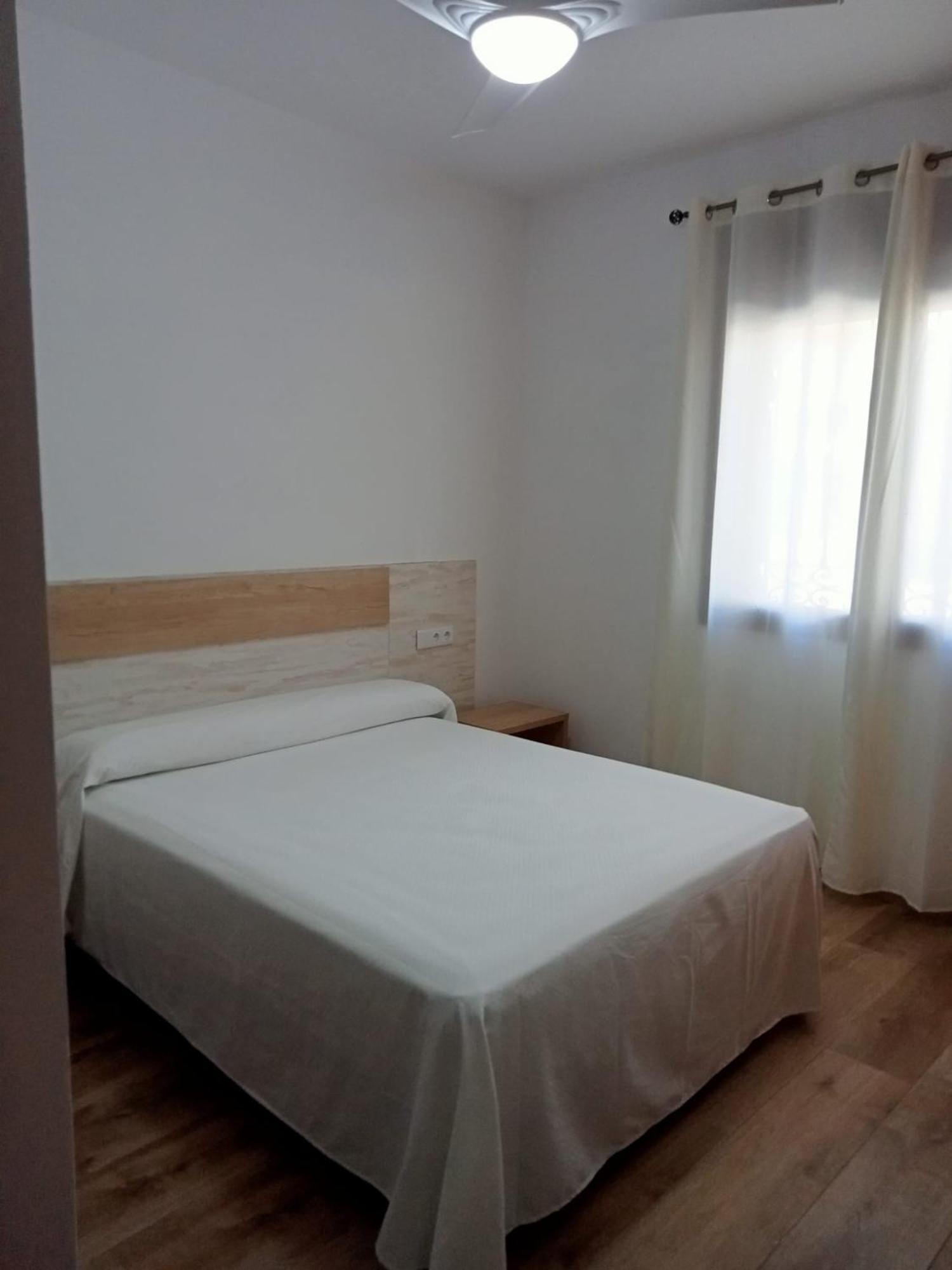 Apartamentos El Arenal 아세보 객실 사진