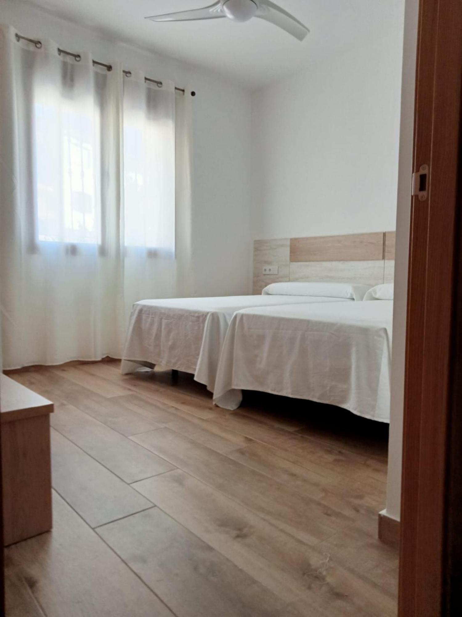 Apartamentos El Arenal 아세보 객실 사진